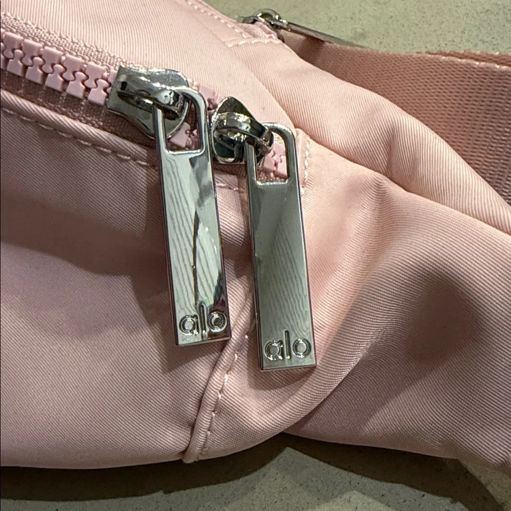 ALO YOGA | ✨NWOT✨ Explorer Fanny Pack in Ballet Pink